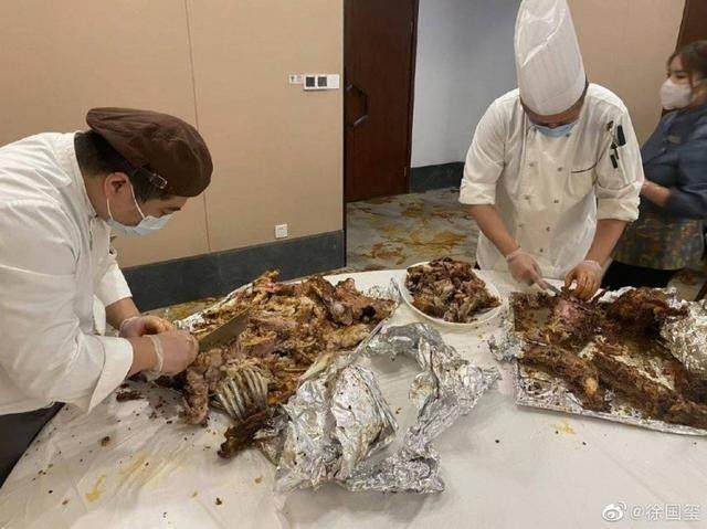 1641304676098095498.jpg 烤全羊.jpg